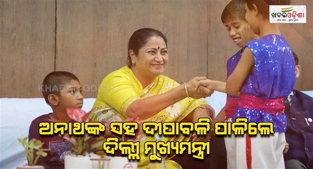 Khabar Odisha:CM-Rekha-Gpta-celebrates-diwali-with-orphan-children