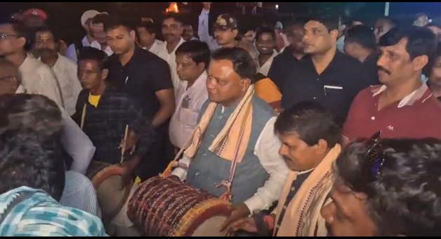 Khabar Odisha:CM-celebrates-Diwali-in-his-village
