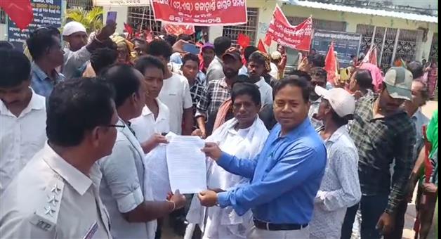 Khabar Odisha:CPI-ML-Kalahandi-Vakkha-Samiti-submits-demand-letter-to-Narla-BDO