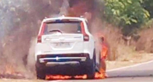 Khabar Odisha:Car-catches-fire-in-bolangir-couple-escapes