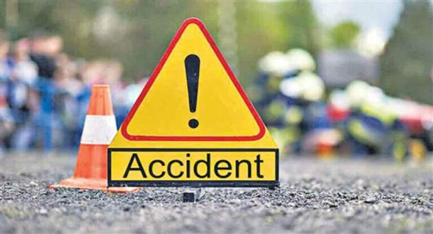 Khabar Odisha:Car-hits-divider-1-dead-1-critical