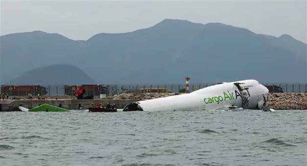 Khabar Odisha:Cargo-plane-from-Dubai-meets-with-accident-on-Honkong-airport-flight-slipped