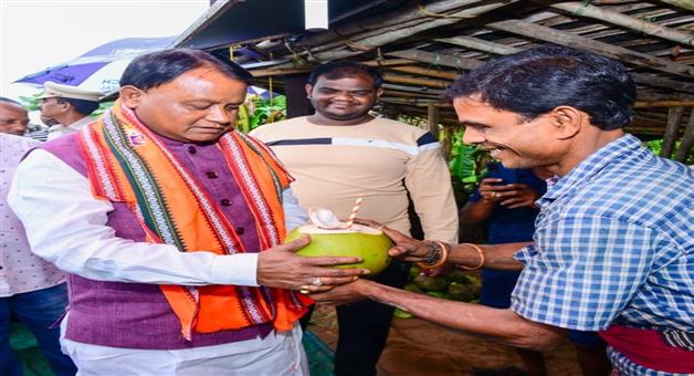Khabar Odisha:Chief-Minister-drinks-coconut-water-near-Satyabadi-on-the-way-to-Puri