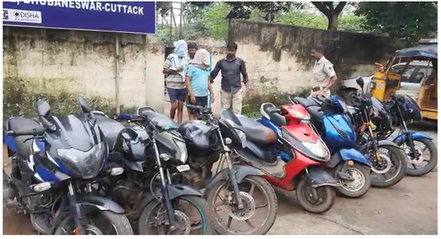 Khabar Odisha:Commissionerate-police-caught-robbery-gang-2-accused-arrested-8-stolen-bikes-seized