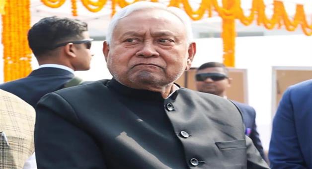 Khabar Odisha:Controversy-over-removing-burqa-grows-Mehbooba-Muftis-daughter-files-FIR-against-Nitish-Kumar