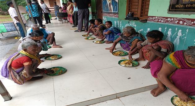 Khabar Odisha:Cooked-food-provided-to-people-in-cyclone-Montha-shelters