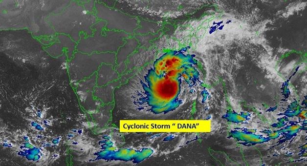 Khabar Odisha:Cyclone-Dana-outer-layer-touch-land-side-rains-begin-in-Dhamra-Paradip