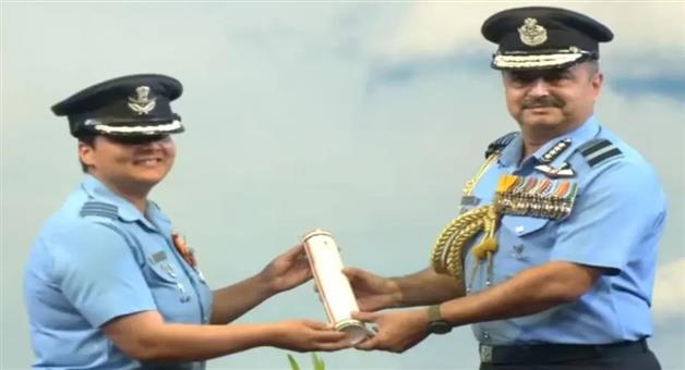 Khabar Odisha:Deepika-the-countrys-first-woman-Air-Force-officer-has-been-honored-with-valor