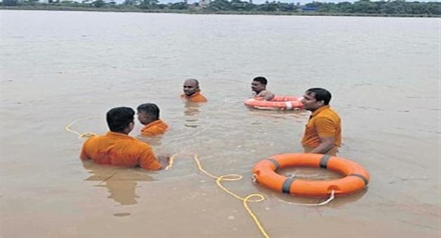 Khabar Odisha:Delivery-boy-missing-after-jumping-into-river-fire-service-team-conducting-search