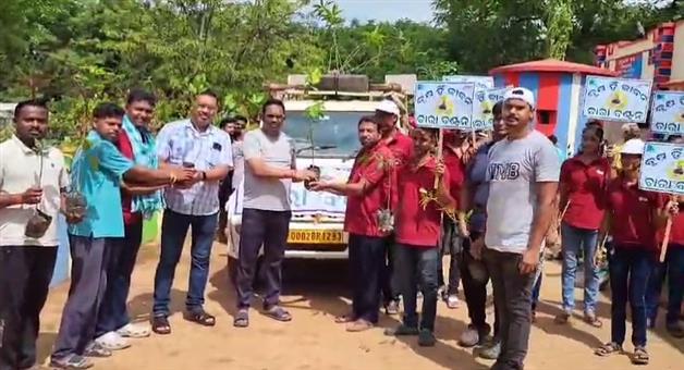Khabar Odisha:Distribution-of-fodder-to-the-people-by-Khemka