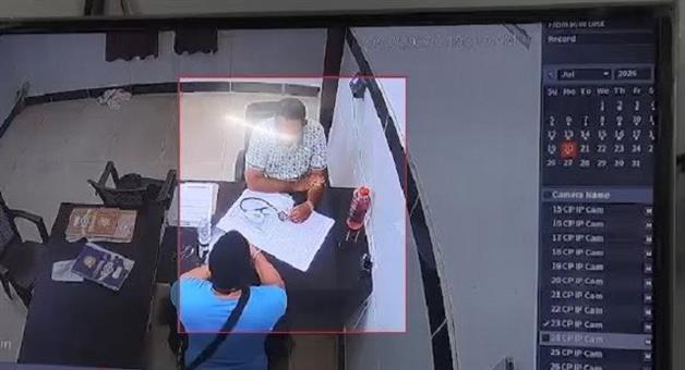 Khabar Odisha:Doctor-Attacked-With-Stool-Inside-Bargarh-CHC-CCTV-Captures-Shocking-Assault
