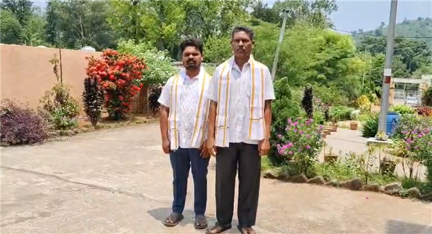 Khabar Odisha:Father-and-son-fell-into-a-bind-when-they-went-to-work