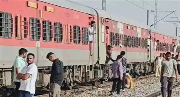 Khabar Odisha:Fire-Rumor-Triggers-Panic-4-Train-Passengers-Jump-to-Death-Run-Over-by-Another-Train-in-MPs-Morena