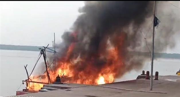 Khabar Odisha:Fishing-boat-gutted-by-fire-at-Paradip-Port