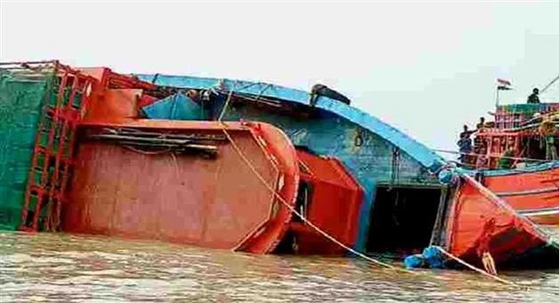 Khabar Odisha:Fishing-trawler-capsizes-in-the-middle-of-the-sea-16-rescued