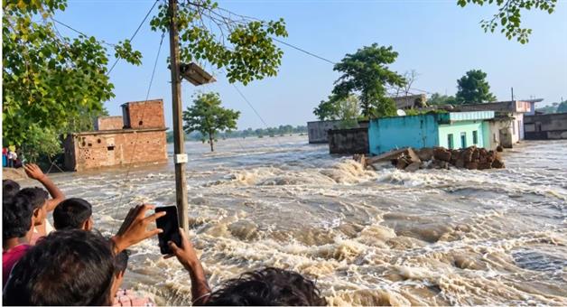 Khabar Odisha:Flood-Gandak-satatus-Champaran-embankment-breached