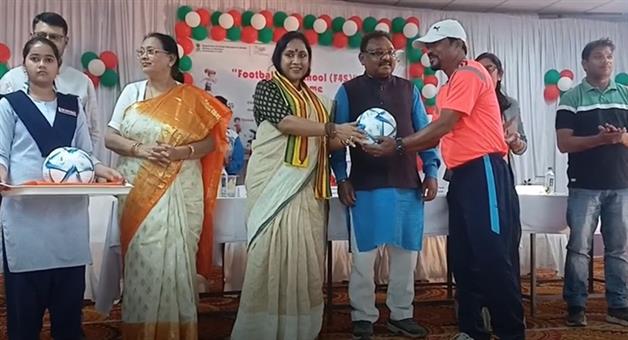 Khabar Odisha:Football-has-been-given-to-100-schools-with-the-help-of-FIFA