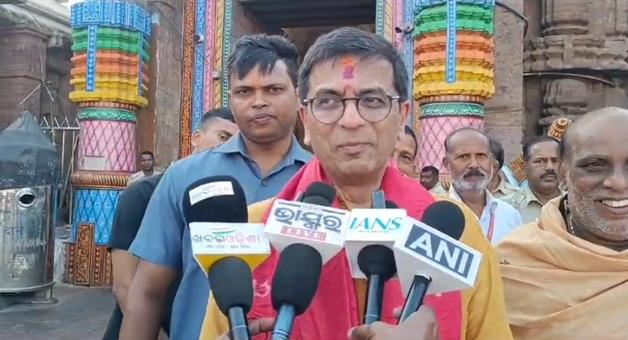 Khabar Odisha:Former-Chief-Justice-of-the-Supreme-Court-DY-Chandrachud-visits-Srijiu