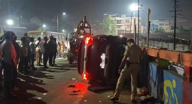 Khabar Odisha:Four-killed-and-3-injured-as-car-hits-two-wheelers-on-flyover-in-Maharashtra