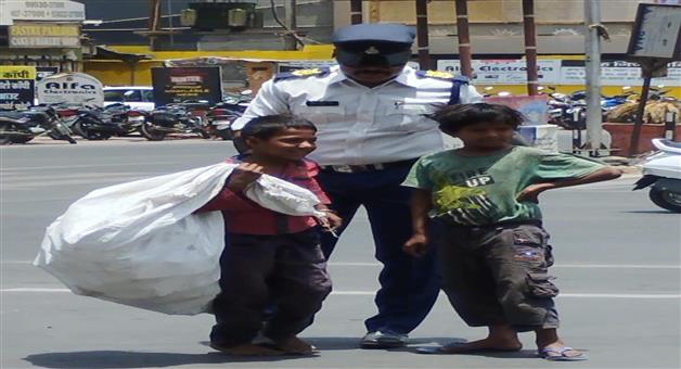 Khabar Odisha:God-bless-the-traffic-police-for-the-little-ones-standing-across-the-road-in-the-heat-doing-something-like-that