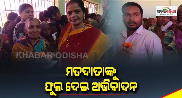 Khabar Odisha:Greeting-voters-with-flowers