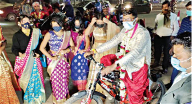 Khabar Odisha:Groom-Reached-at-Brides-House-in-Cycle-in-Kolkata