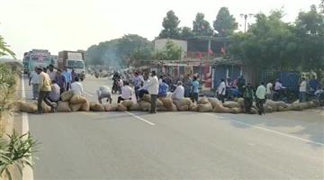 Khabar Odisha:Growing-farmers-dissatisfied-Again-Farmers-block-roads-in-Berhampur