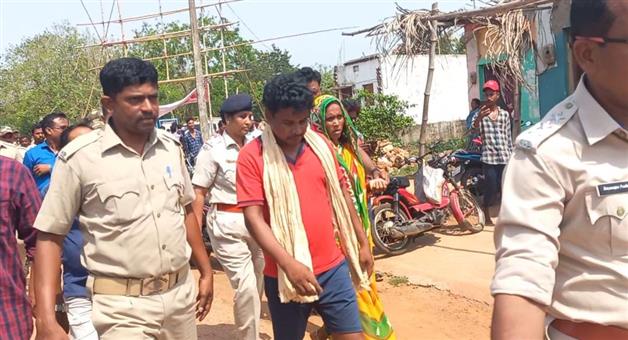 Khabar Odisha:Gunigareddy-allegedly-beat-up-two-people-and-gritted-his-teeth-police-said