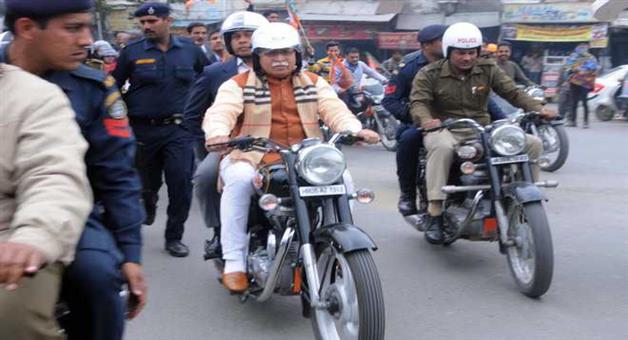 Khabar Odisha:Haryana-Chief-Minister-arrived-at-the-helipad-in-bullet-holes-on-Car-Free-Day