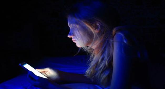 Khabar Odisha:Health-Tips-How-does-staring-at-a-mobile-phone-for-a-long-time-affect-the-eyes