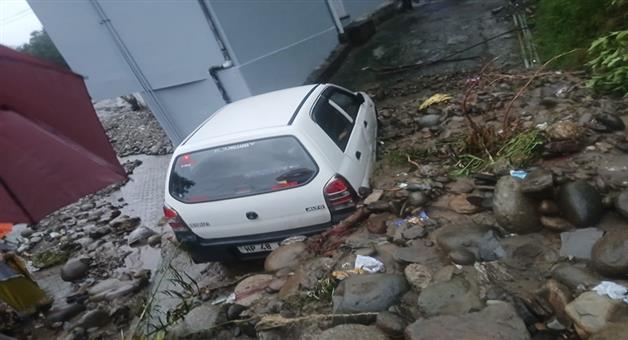 Khabar Odisha:Heavy-rain-15-vehicles-buried-under-debris-in-sarol-parel-and-tadoli