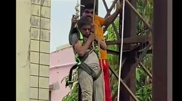 Khabar Odisha:High-drama-in-Bhubaneswar-as-man-climbs-atop-hoarding-threatens-to-end-life