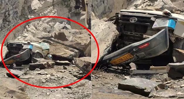 Khabar Odisha:Himachal-Pradesh-Tragedy-Huge-Boulder-Crashes-onto-Vehicle-13-Feared-Dead