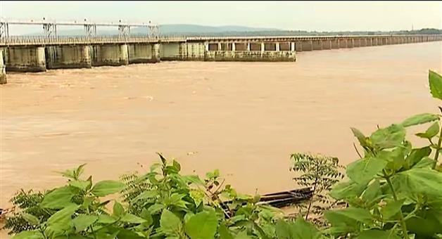Khabar Odisha:Hirakuds-First-Floodwater-Reaches-Mundali