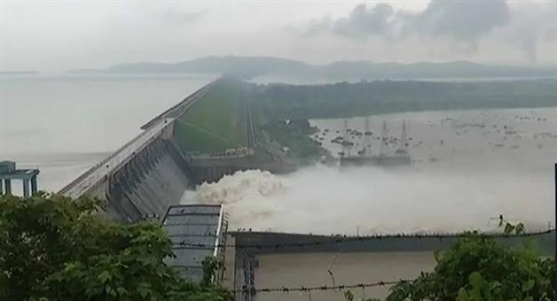 Khabar Odisha:Hirakud-Dam-Water-Level-Rises-4-Sluice-Gates-Opened-to-Release-Floodwater