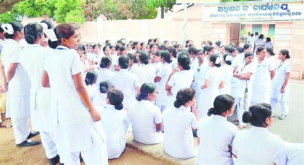 Khabar Odisha:House-surgeon-and-nursing-officer-face-off-at-Cuttack-Bad-Medical-Centre