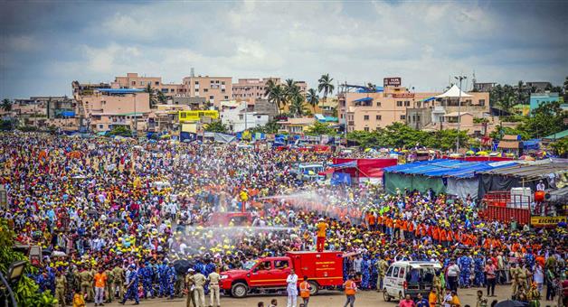 Khabar Odisha:Huge-crowd-in-Puri-to-see-the-golden-attire-Police-are-controlling-traffic