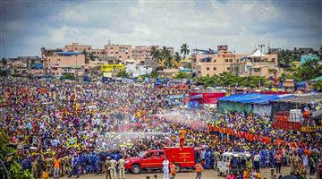 Khabar Odisha:Huge-crowd-in-Puri-to-see-the-golden-attire-Police-are-controlling-traffic