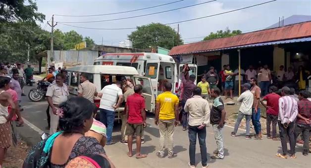 Khabar Odisha:Husband-slits-wifes-throat-with-a-knife-woman-admitted-to-hospital-in-critical-condition