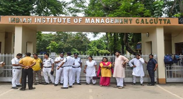 Khabar Odisha:IIM-Calcutta-case-takes-a-new-turn-father-says--There-was-no-rape-daughter-fell-from-the-auto