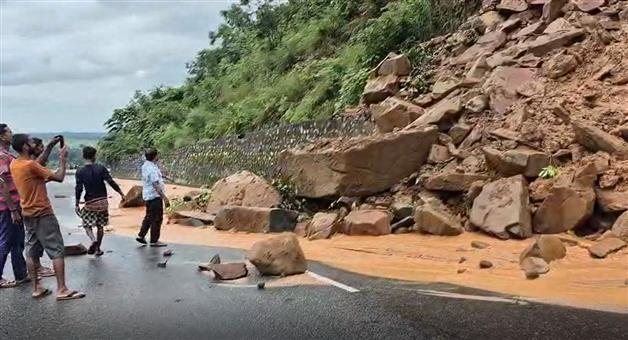 Khabar Odisha:Impact-of-incessant-rain-Rocks-slide-down-at-Judia-Ghat