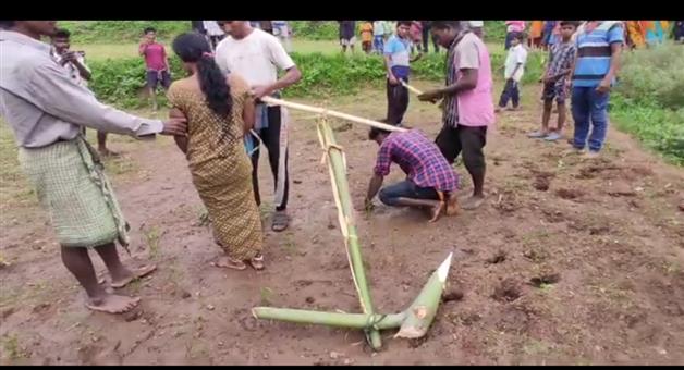 Khabar Odisha:Incident-of-a-couple-being-used-as-oxen-to-cultivate-landinvestigation-started
