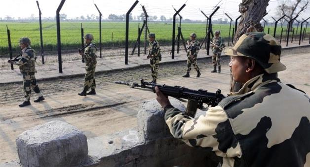 Khabar Odisha:Indian-and-Pakistani-troops-in-a-face-off-in-Jaisalmer-explosions-continue