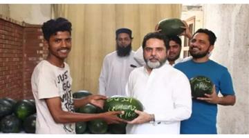 Khabar Odisha:International-Pakistan-politician-distributes-watermelons-with-his-name-carved-on-them
