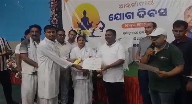 Khabar Odisha:International-Yoga-Day-celebrate-in-Sambalpur