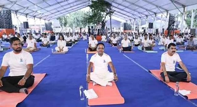 Khabar Odisha:International-Yoga-Day-CM-Mohan-Majhi-Performs-Yoga-at-Kalinga-Stadium-in-Bhubaneswar