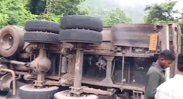 Khabar Odisha:Iron-Rods-Scatter-Across-Highway-After-Truck-Overturns-in-Gajapati