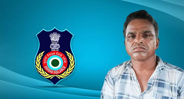 Khabar Odisha:Jajpur-PEO-Caught-Red-Handed-Taking-₹5000-Bribe-for-Antyodaya-Housing-Funds