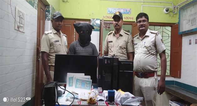 Khabar Odisha:Jaleswar-police-arrested-a-fake-RTO-officer
