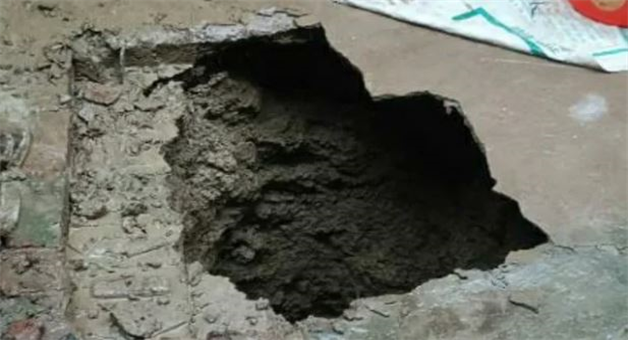 Khabar Odisha:Kanpur-Rain-Horror-18-Year-Old-Girl-Trapped-After-House-Courtyard-Collapses-into-Deep-Pit